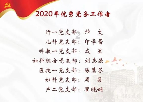蓝色连衣裙配黑色马丁靴,既酷又帅,而且气场十足