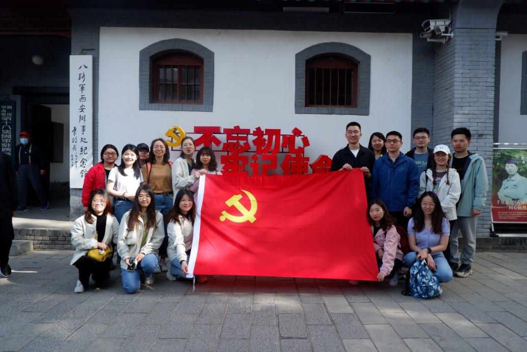 全民养生时代,求鲜本味的鸡汤锅底成为火锅店热卖爆款!
